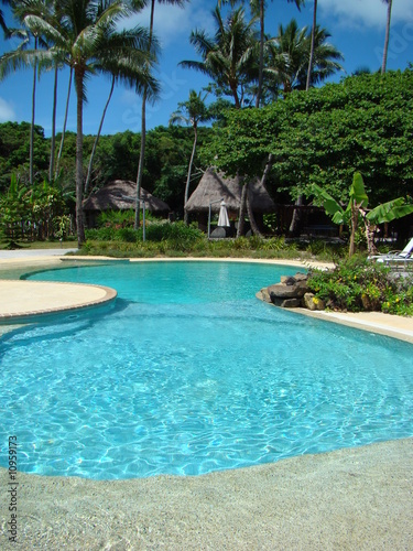 piscine et bungalows sous les tropics