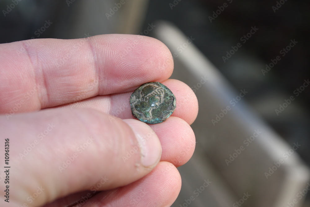 trouvaille d'une monnaie gauloise trouvaille d'une monnaie gauloise