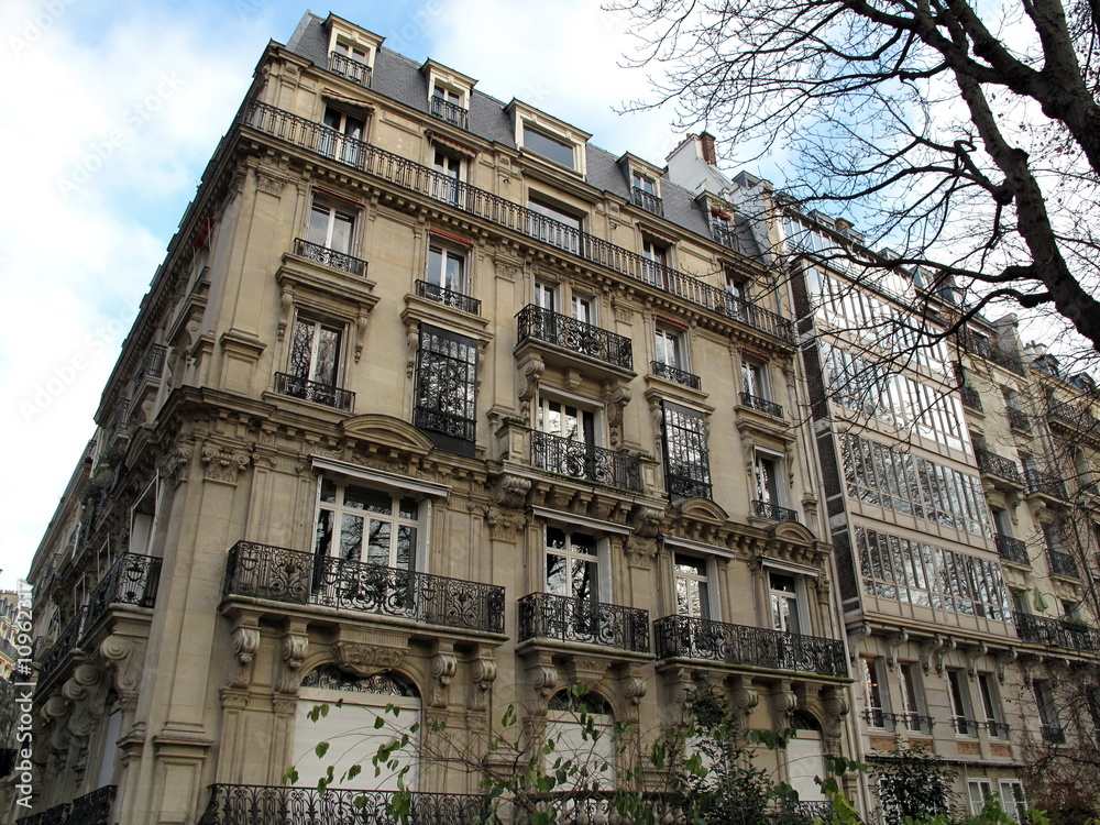 Immeuble parisien, Ciel bleu, Paris, France.