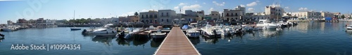 Panorama di mare con una bella passerella galleggiante del molo nel porto turistico di Santo Spirito, Bari in Puglia, Italia