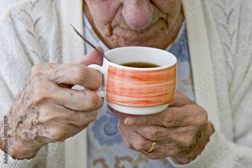 grand mère boit son café