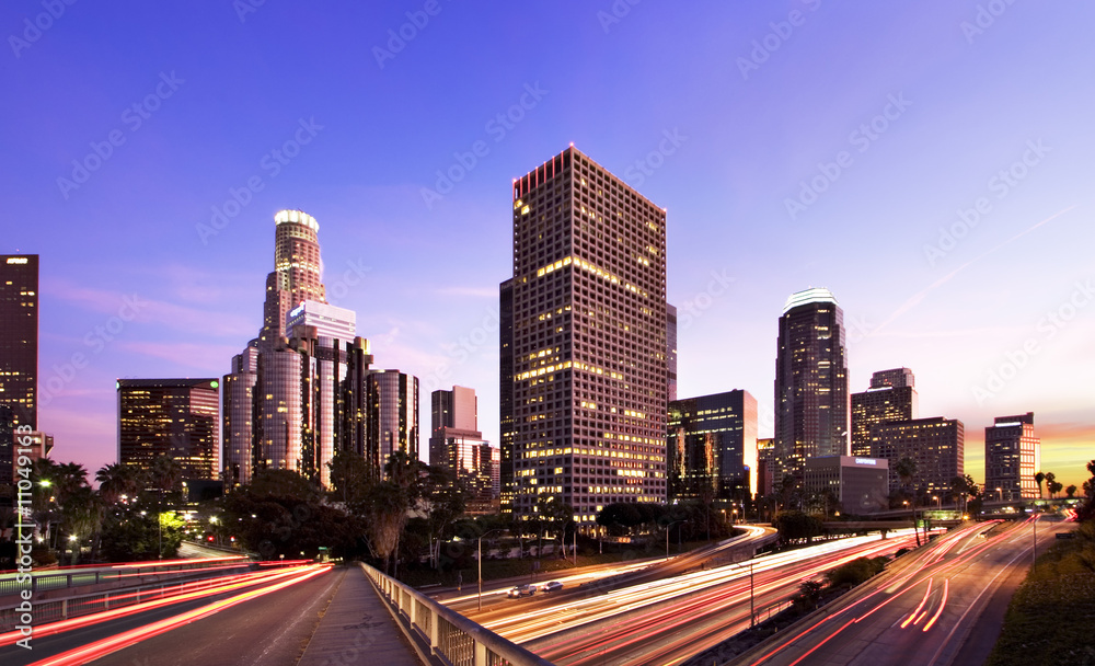 Naklejka premium Los Angeles w godzinach szczytu o zachodzie słońca