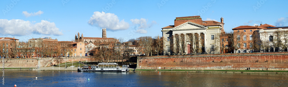 Naklejka premium Sur les quais de la Garonne