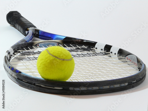 balle de tennis sur une raquette et fond blanc
