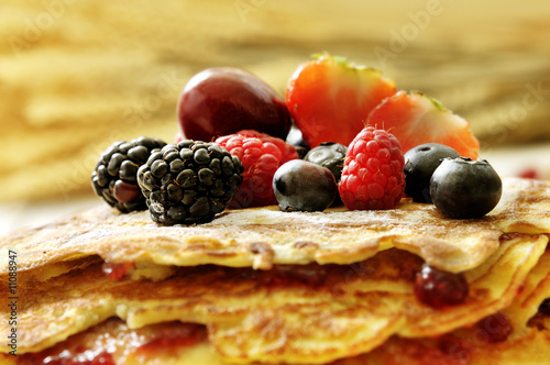 Pfannkuchen geschichtet mit Beeren photo