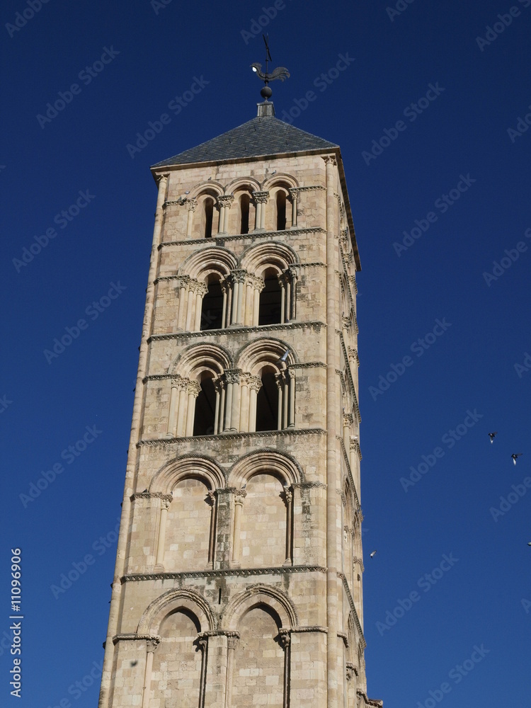 Torre romanica de la iglesia de San Esteban en Segovia