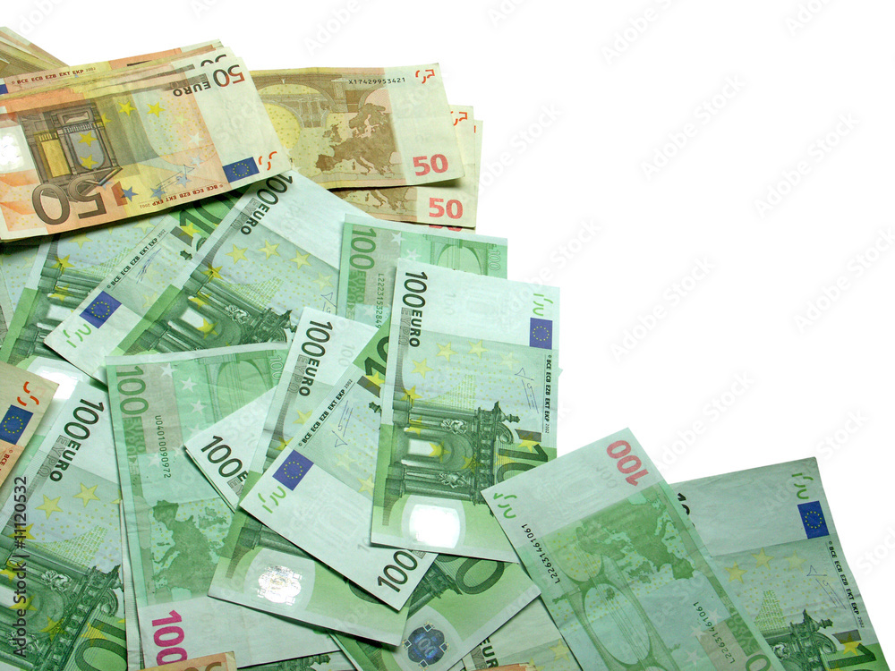 des billets de 50 et de 100 euros sur fond blanc des billets de 50 et de 100 euros sur fond blanc