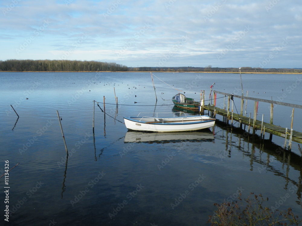 Boote am Holzsteg