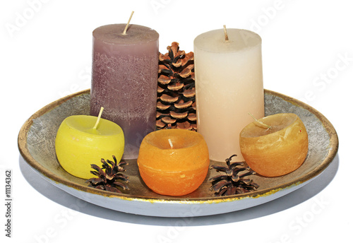 Piatto di candele e pigne