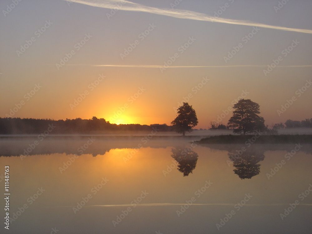 Obraz premium Sunrise and water