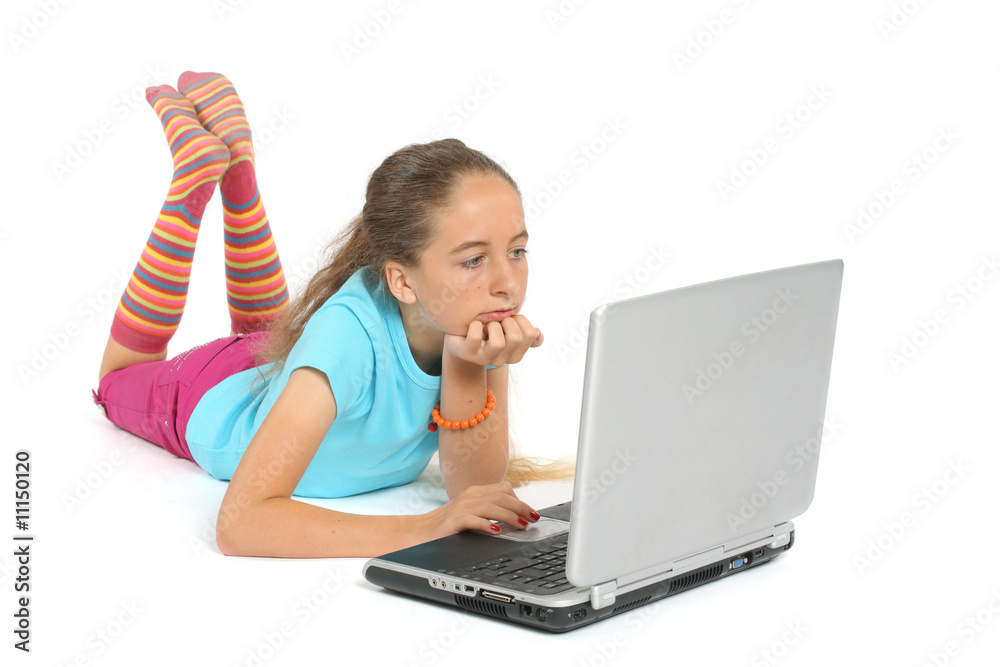adolescente avec ordinateur adolescente avec ordinateur