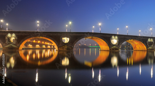 Le pont neuf illuminé à Toulouse