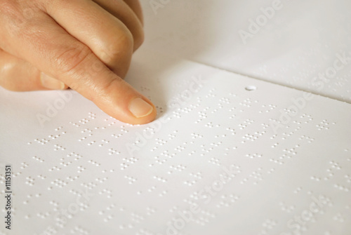 Braille-Text mit Finger gelesen