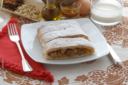 Strudel di mele - Apfelstrudel - Dolci del Trentino Alto Adige photo