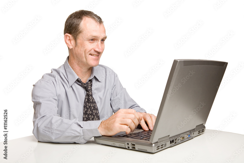 Homme travaillant sur ordinateur portable Homme travaillant sur ordinateur portable