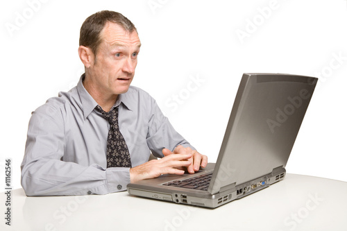 Homme travaillant sur ordinateur portable