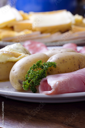 Obraz na płótnie Assiette de raclette w salonie
