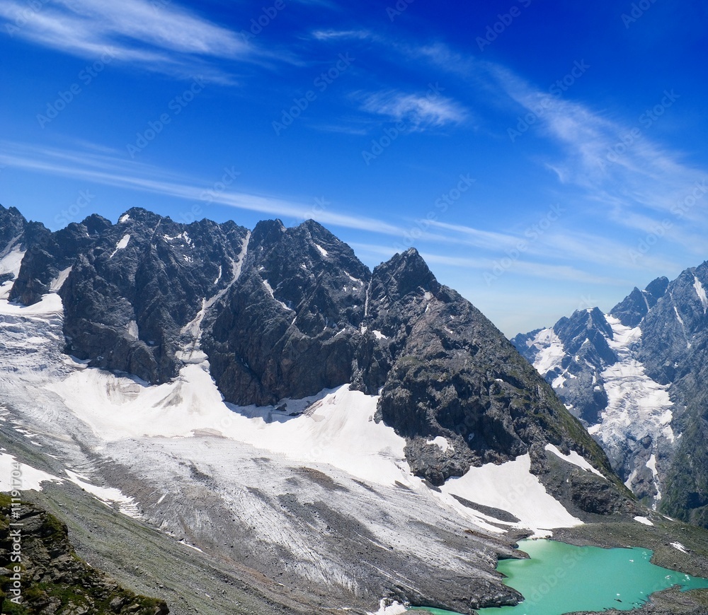 Obraz premium emerald lake at the foot of mountain
