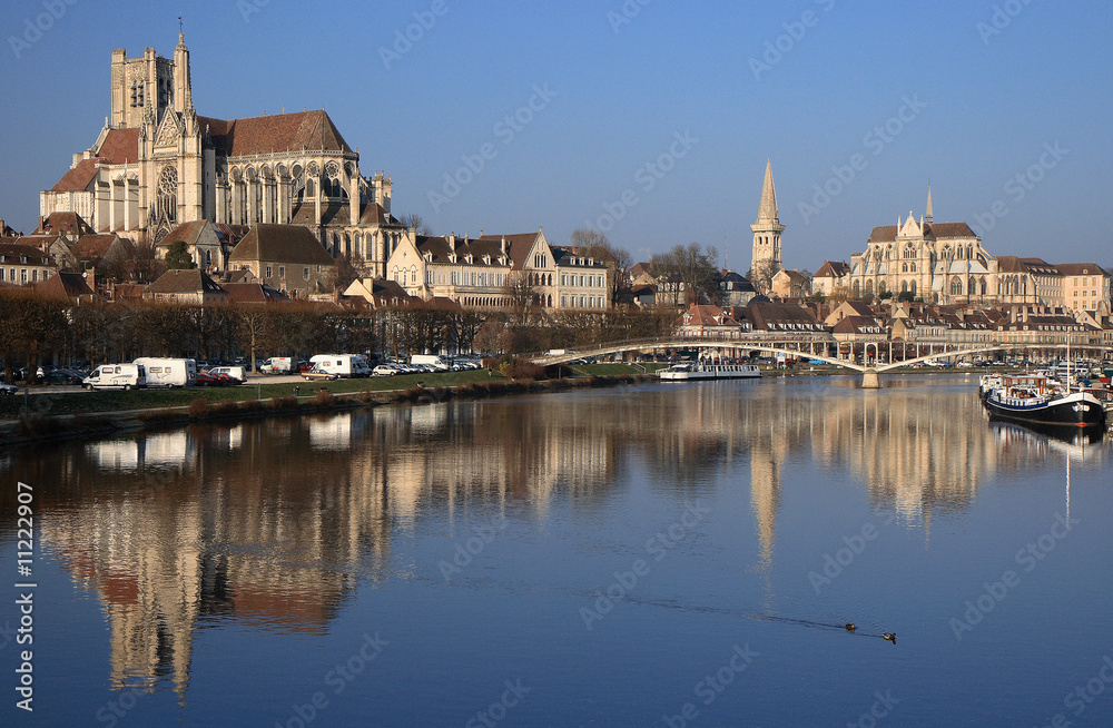 Auxerre et reflets dans l'Yonne