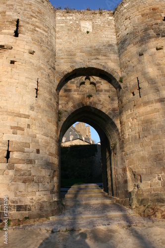 Porte médiévale de la ville de Dinan (Côtes d'Armor, Bretagne) photo