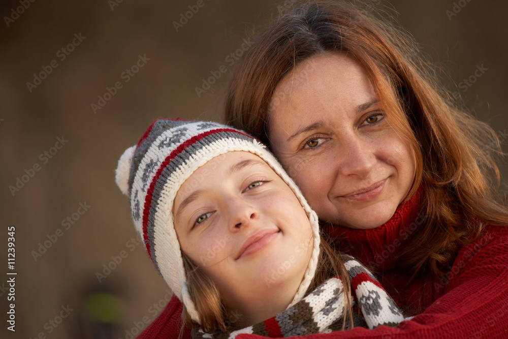 Obraz premium harmony between mom and daughter