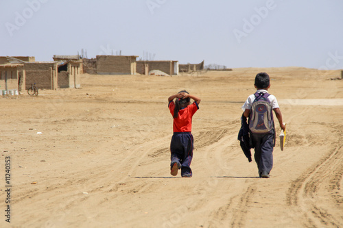 Schulkinder in Wüstendorf, Peru