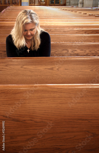 Φωτογραφία Woman praying in church pew