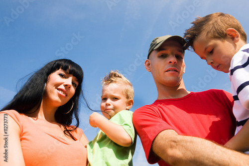 Familie mit Kindern vor blauem Himmel © Kzenon