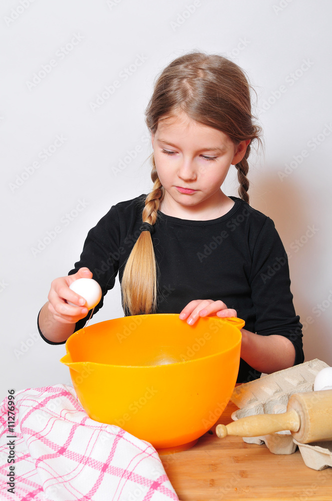 Mädchen beim backen Mädchen beim backen