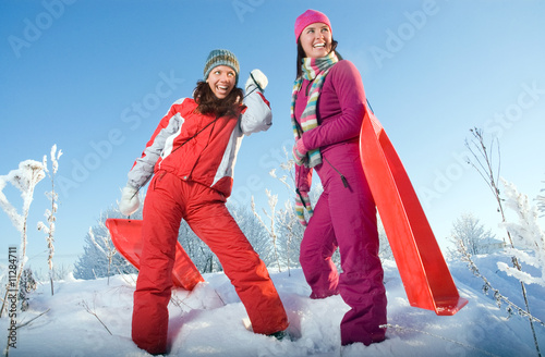 Φωτογραφία Two young beautiful girls with sledges