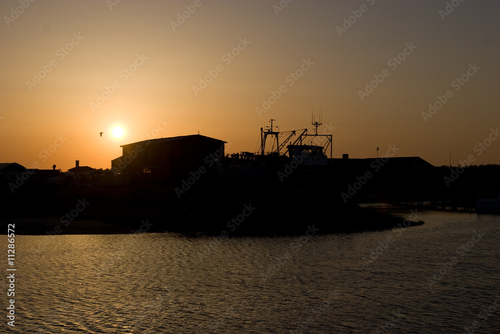 Hafensilhouette im Sonnenuntergang