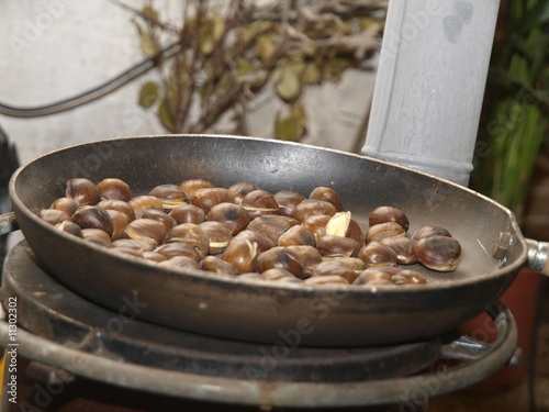 Castañas asadas en el fuego