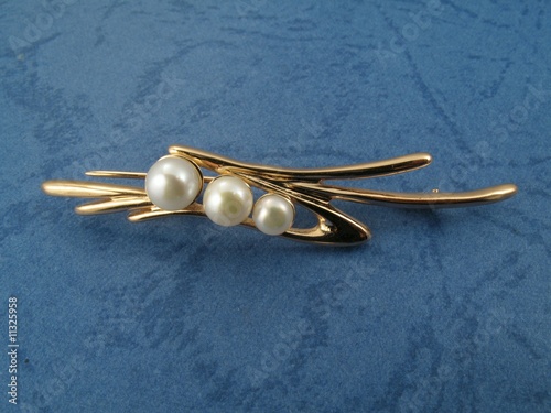 Jewelry pearl brooch