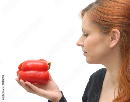 femme mangeant poivre rouge