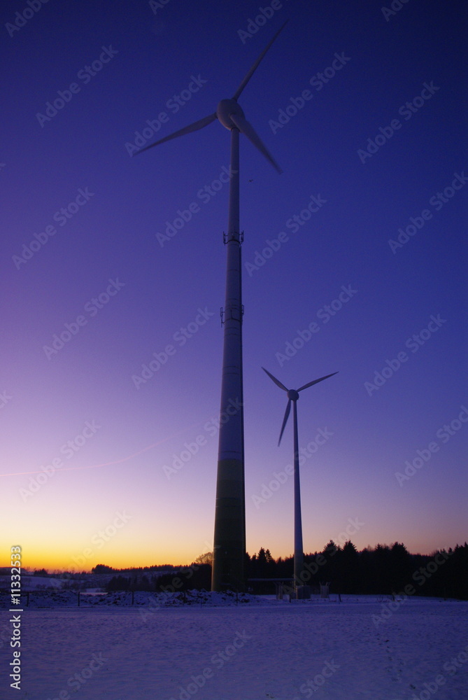 Obraz premium Zwei Windräder in der Dämmerung