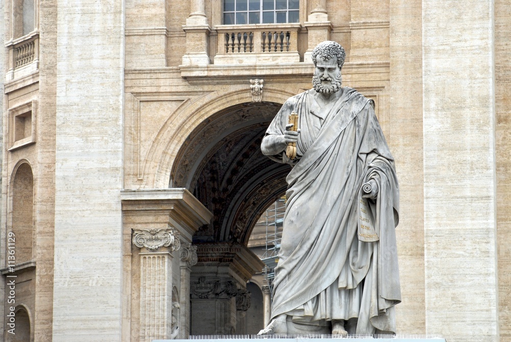 Statua di San Pietro precede la Basilica, Vaticano