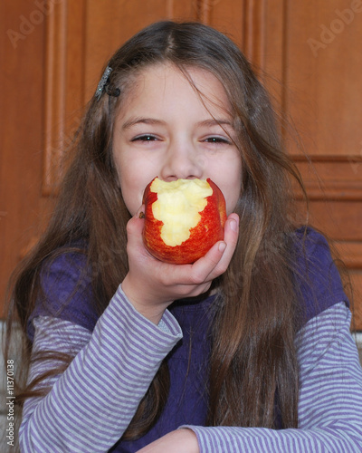 petite fille qui mange une pomme photo