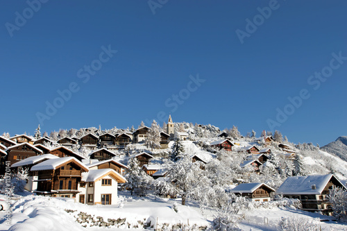 Village de montagne enneigé © Bergimus communicati