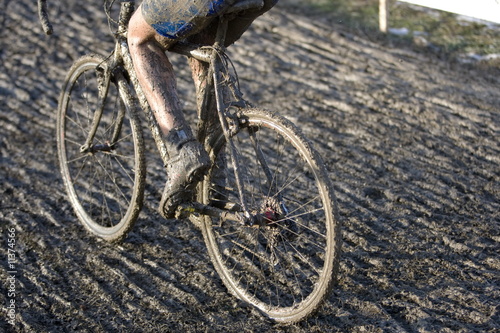 Foto cyclist full of mud in cyclocross race