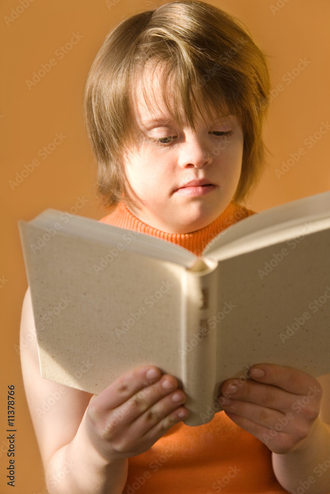 jeune fille trisomique en train de lire jeune fille trisomique en train de lire