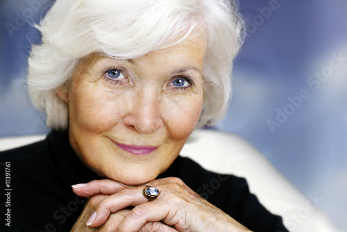 Seniorin lächelt  charmant