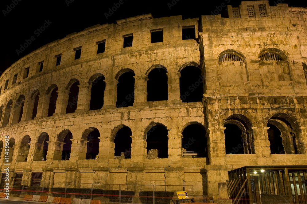 Naklejka premium Amphitheater von Pula bei Nacht