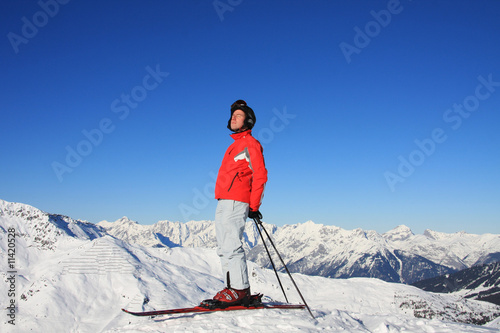 Skifahrer sonnt sich am Gipfel