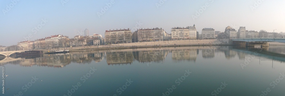 Fototapeta premium Vue des berges du Rhône