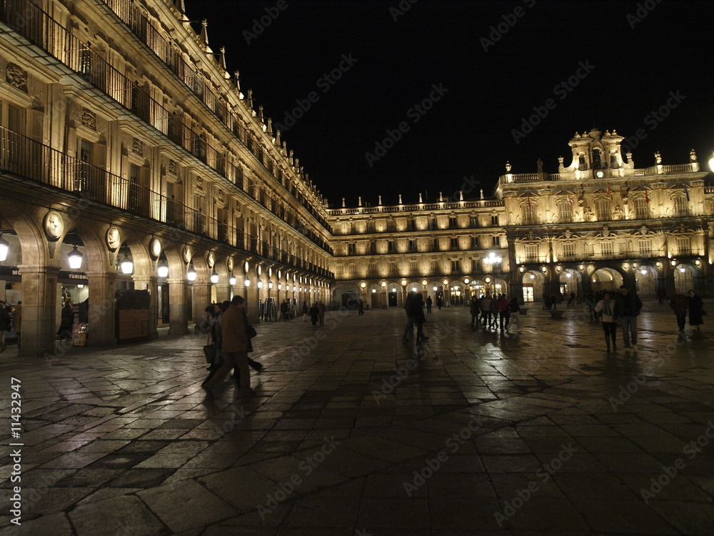 Vida nocturna en la plaza mayor de Salamanca (España)