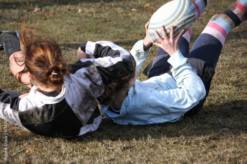 2 filles tombent en jouant au rugby photo