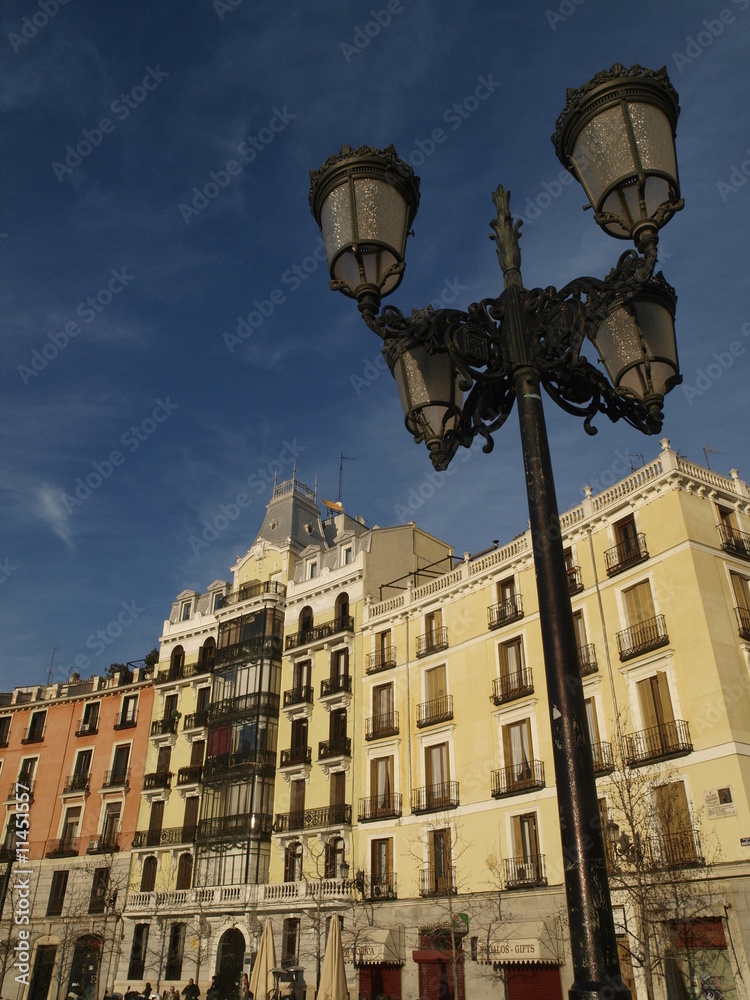 Farola con edificio decimonónico en Madrid