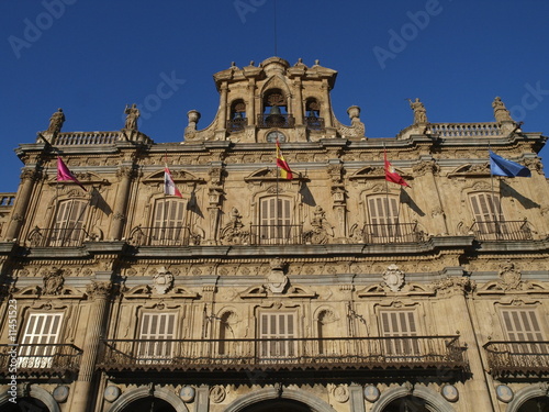 Ayuntamiento de Salamanca con cinco banderas ondeando