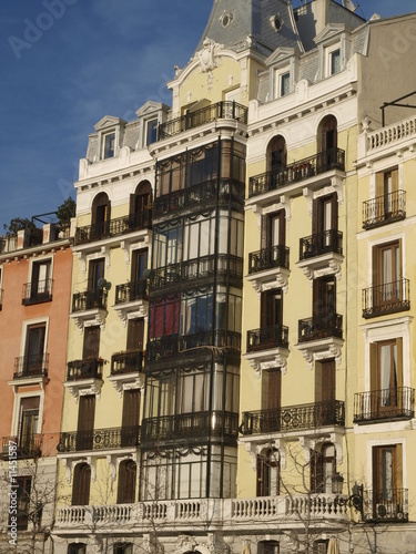 Edificio decimononico en plaza de Madrid