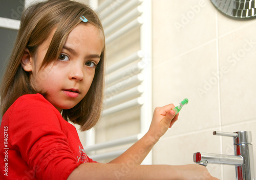 fillette se lavant les dents